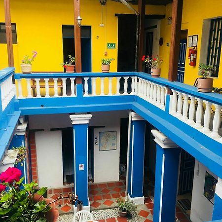 Blue Door Housing Historic Quito Hotel ภายนอก รูปภาพ