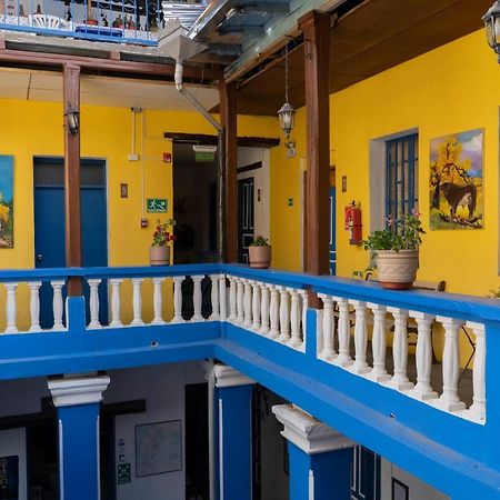 Blue Door Housing Historic Quito Hotel ภายนอก รูปภาพ