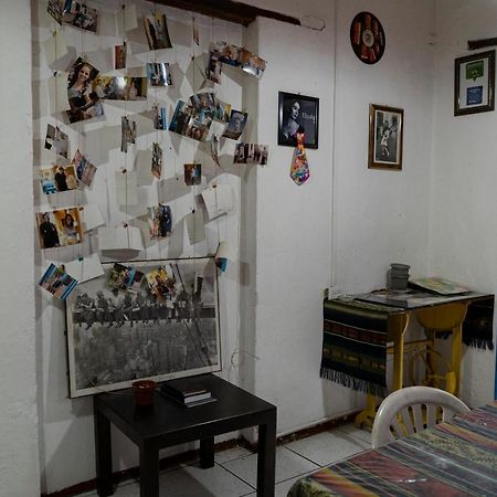 Blue Door Housing Historic Quito Hotel ภายนอก รูปภาพ