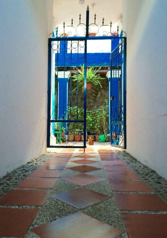 Blue Door Housing Historic Quito Hotel ภายนอก รูปภาพ