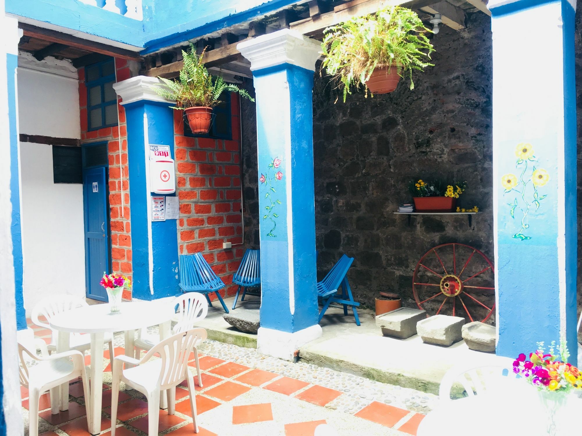 Blue Door Housing Historic Quito Hotel ภายนอก รูปภาพ