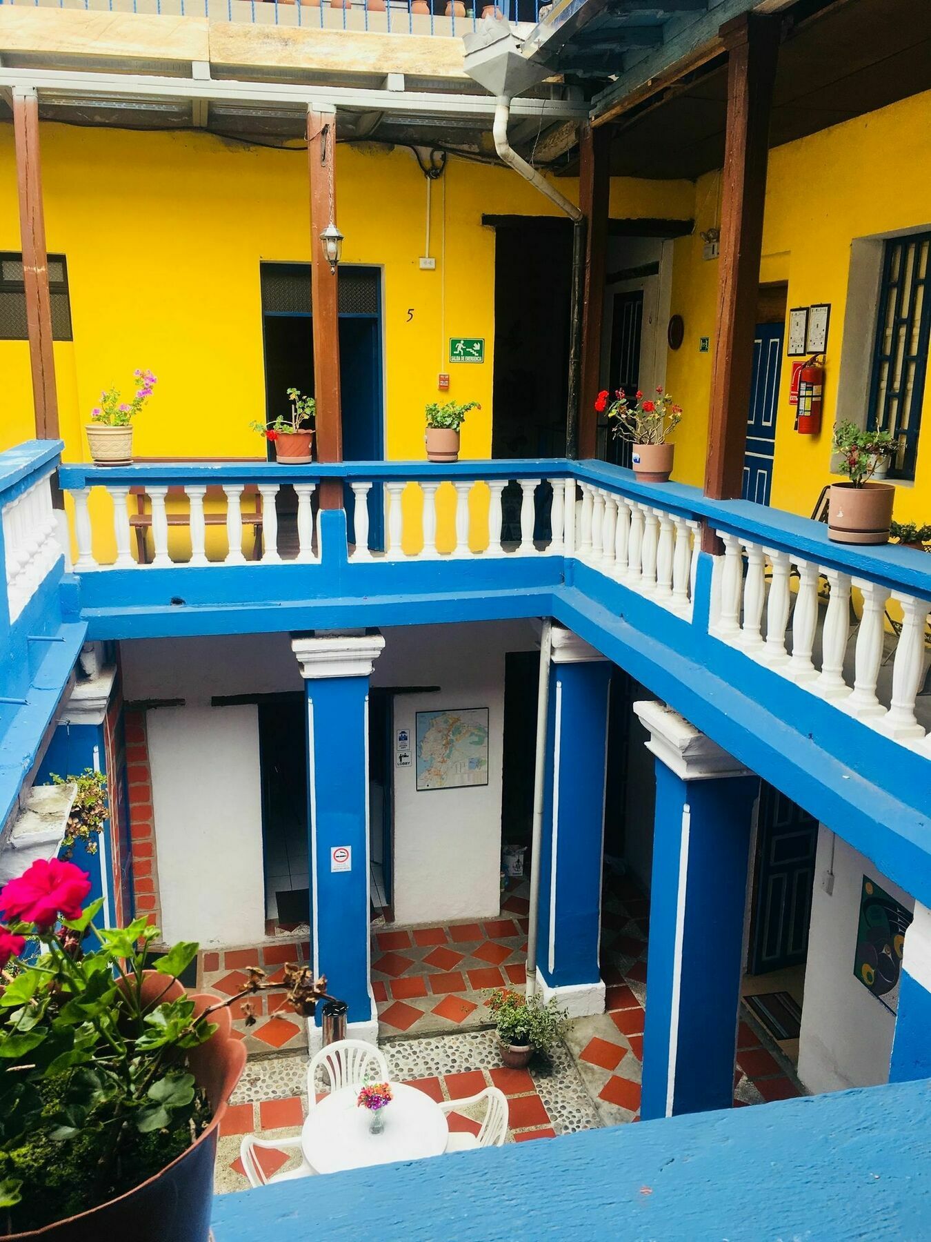 Blue Door Housing Historic Quito Hotel ภายนอก รูปภาพ