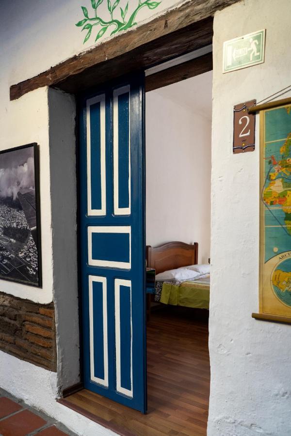 Blue Door Housing Historic Quito Hotel ภายนอก รูปภาพ