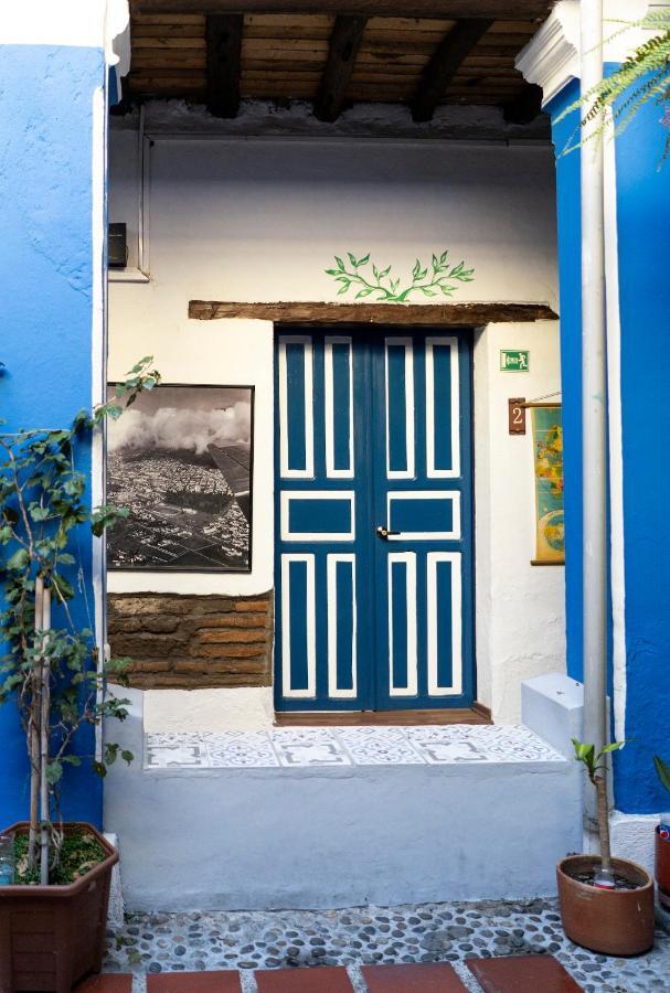 Blue Door Housing Historic Quito Hotel ภายนอก รูปภาพ