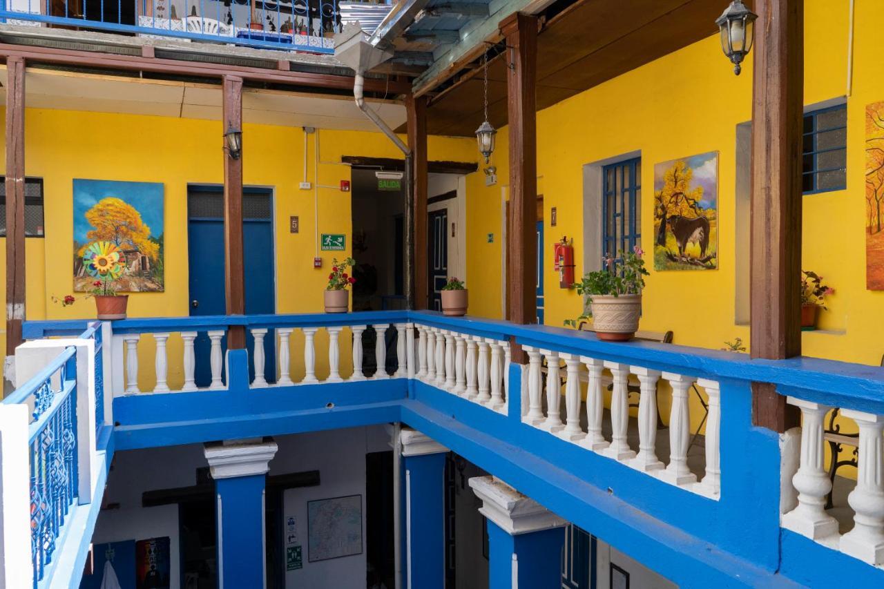 Blue Door Housing Historic Quito Hotel ภายนอก รูปภาพ