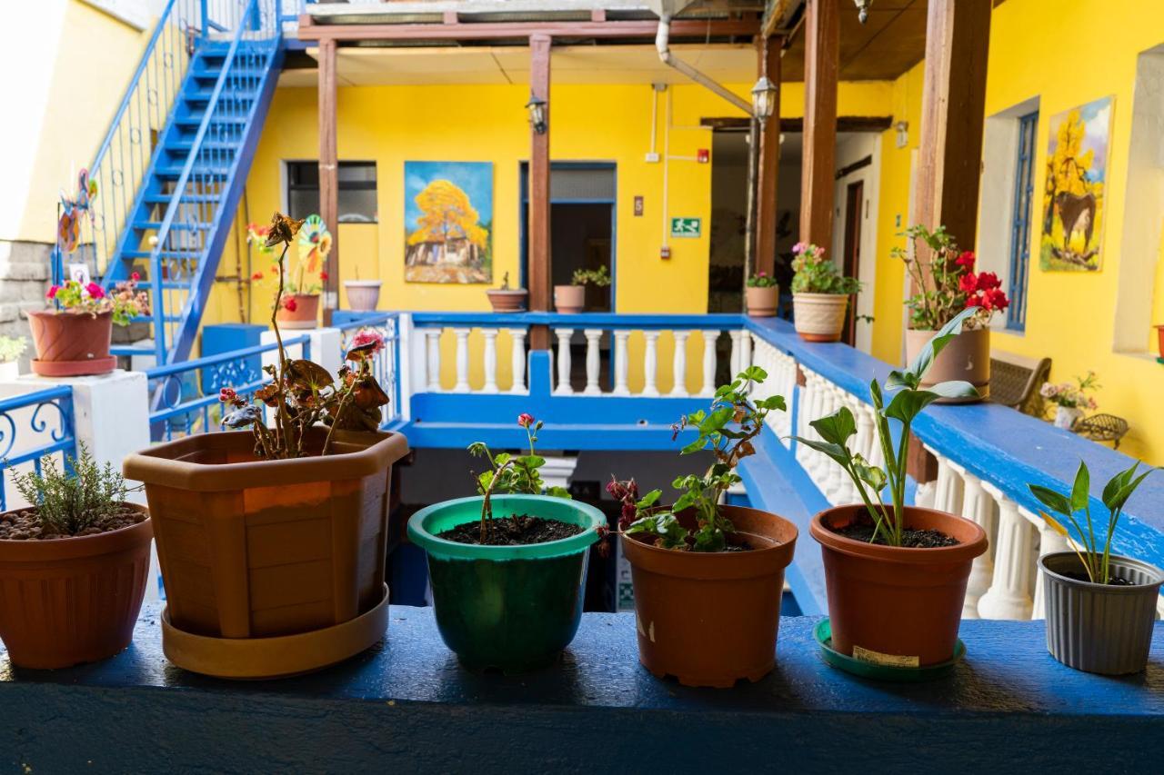 Blue Door Housing Historic Quito Hotel ภายนอก รูปภาพ