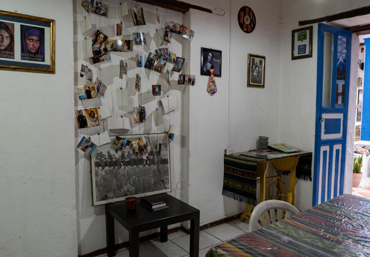 Blue Door Housing Historic Quito Hotel ภายนอก รูปภาพ