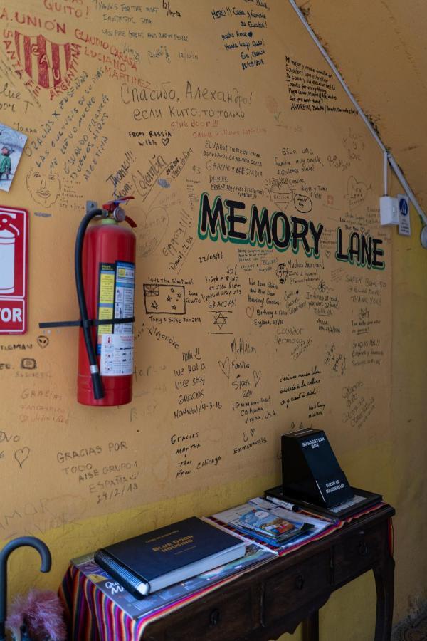 Blue Door Housing Historic Quito Hotel ภายนอก รูปภาพ